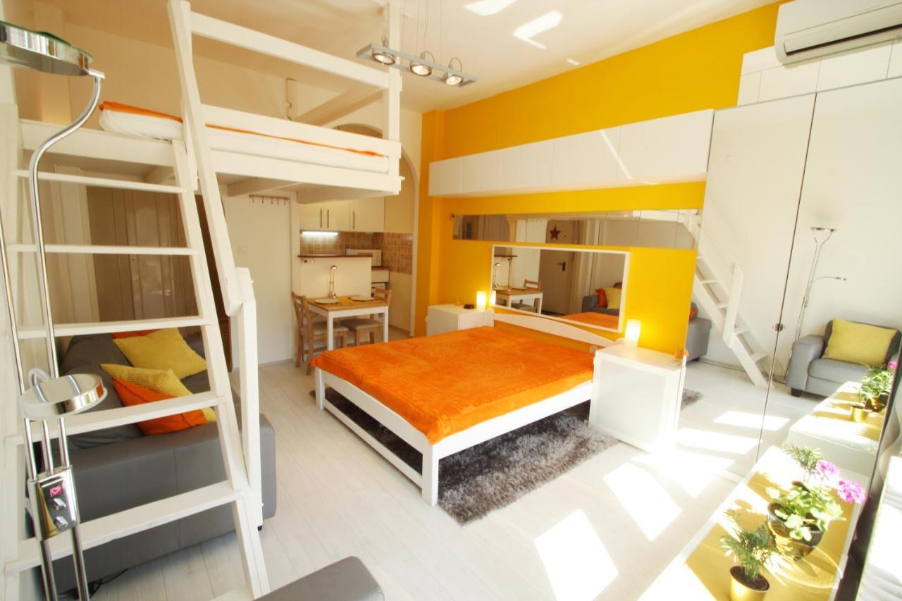 Sunny Studio With Balcony In Party District Будапеща Екстериор снимка