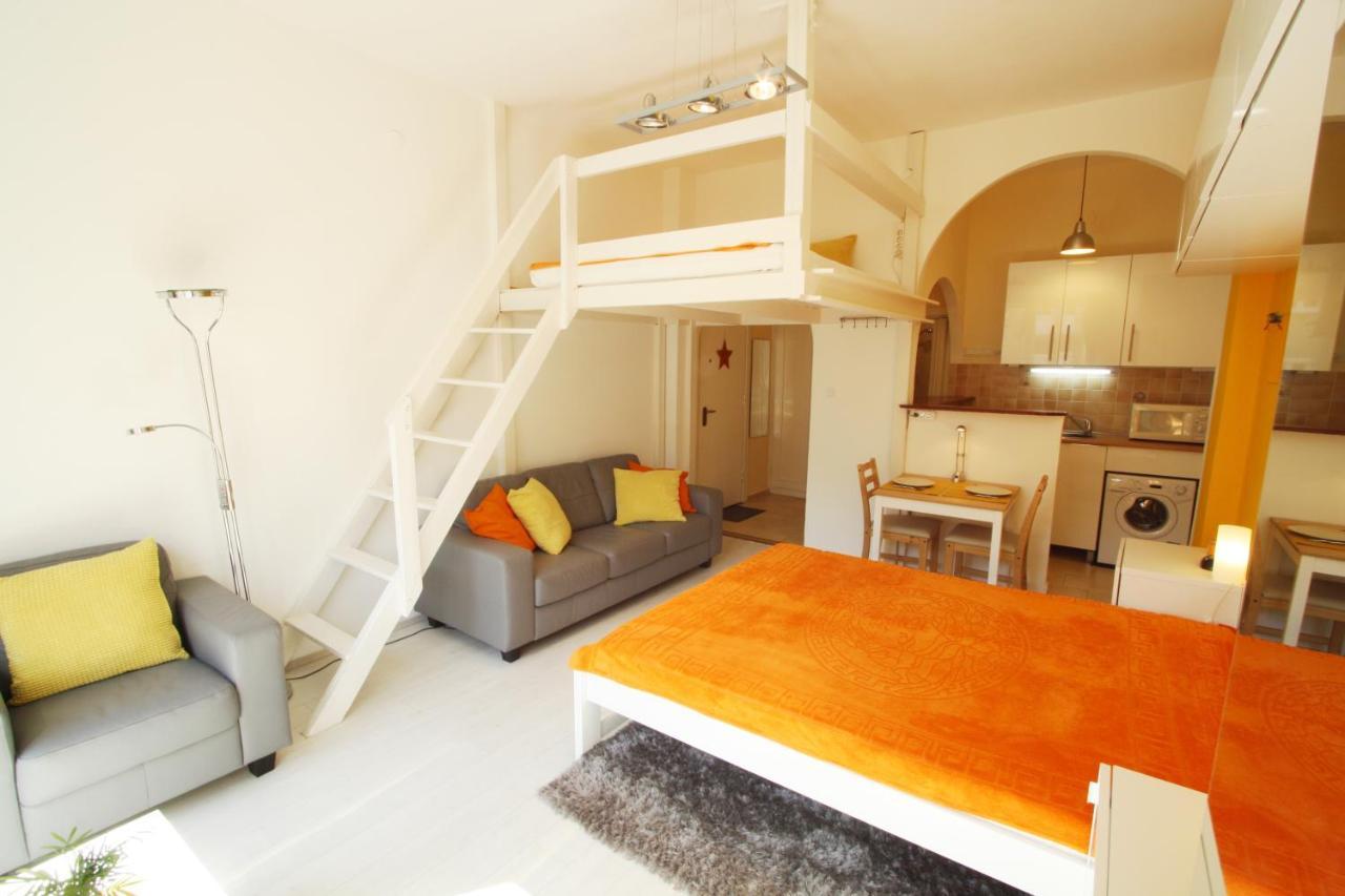 Sunny Studio With Balcony In Party District Будапеща Екстериор снимка