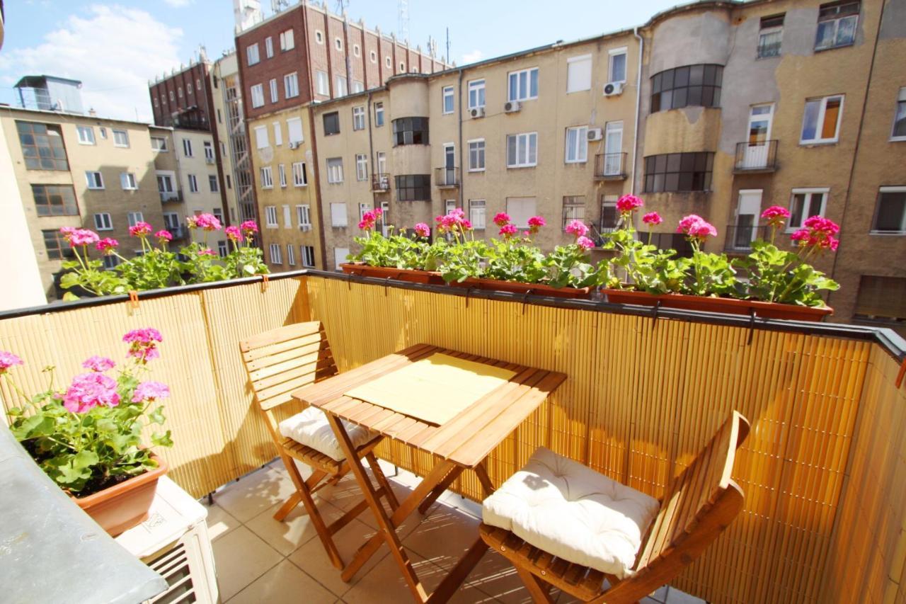 Sunny Studio With Balcony In Party District Будапеща Екстериор снимка