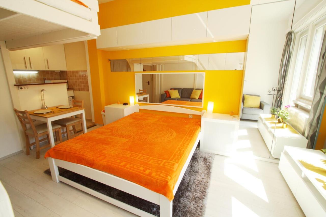 Sunny Studio With Balcony In Party District Будапеща Екстериор снимка