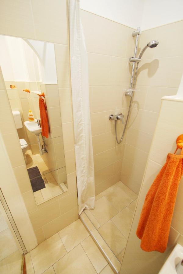 Sunny Studio With Balcony In Party District Будапеща Екстериор снимка