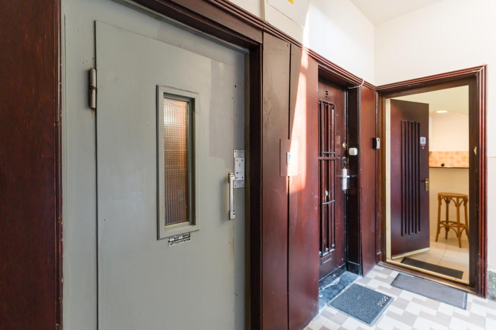 Sunny Studio With Balcony In Party District Будапеща Екстериор снимка