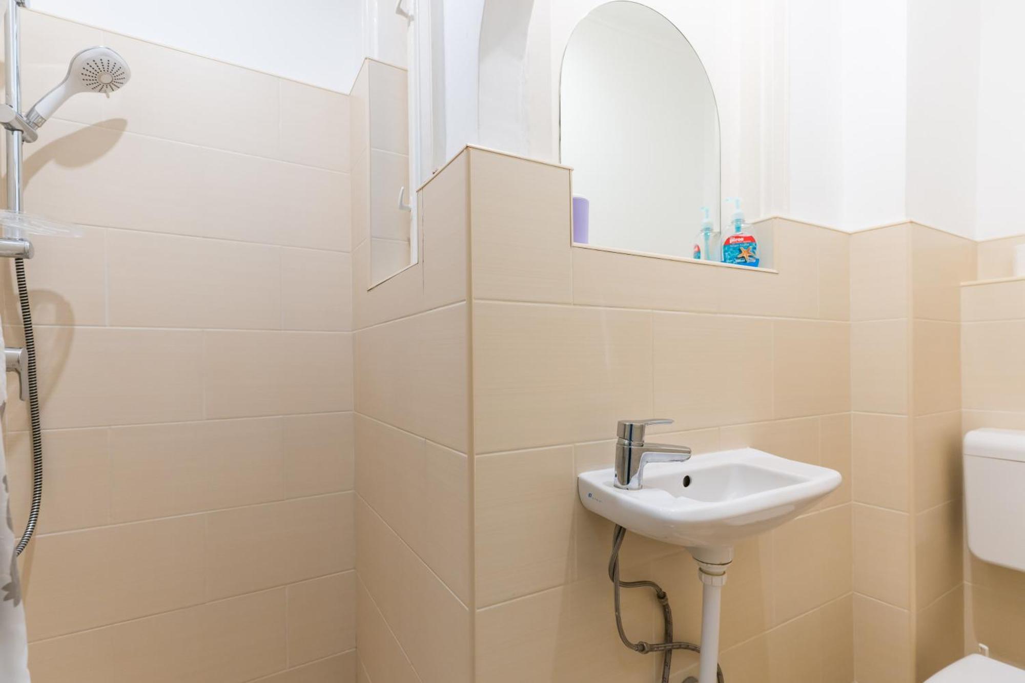 Sunny Studio With Balcony In Party District Будапеща Екстериор снимка