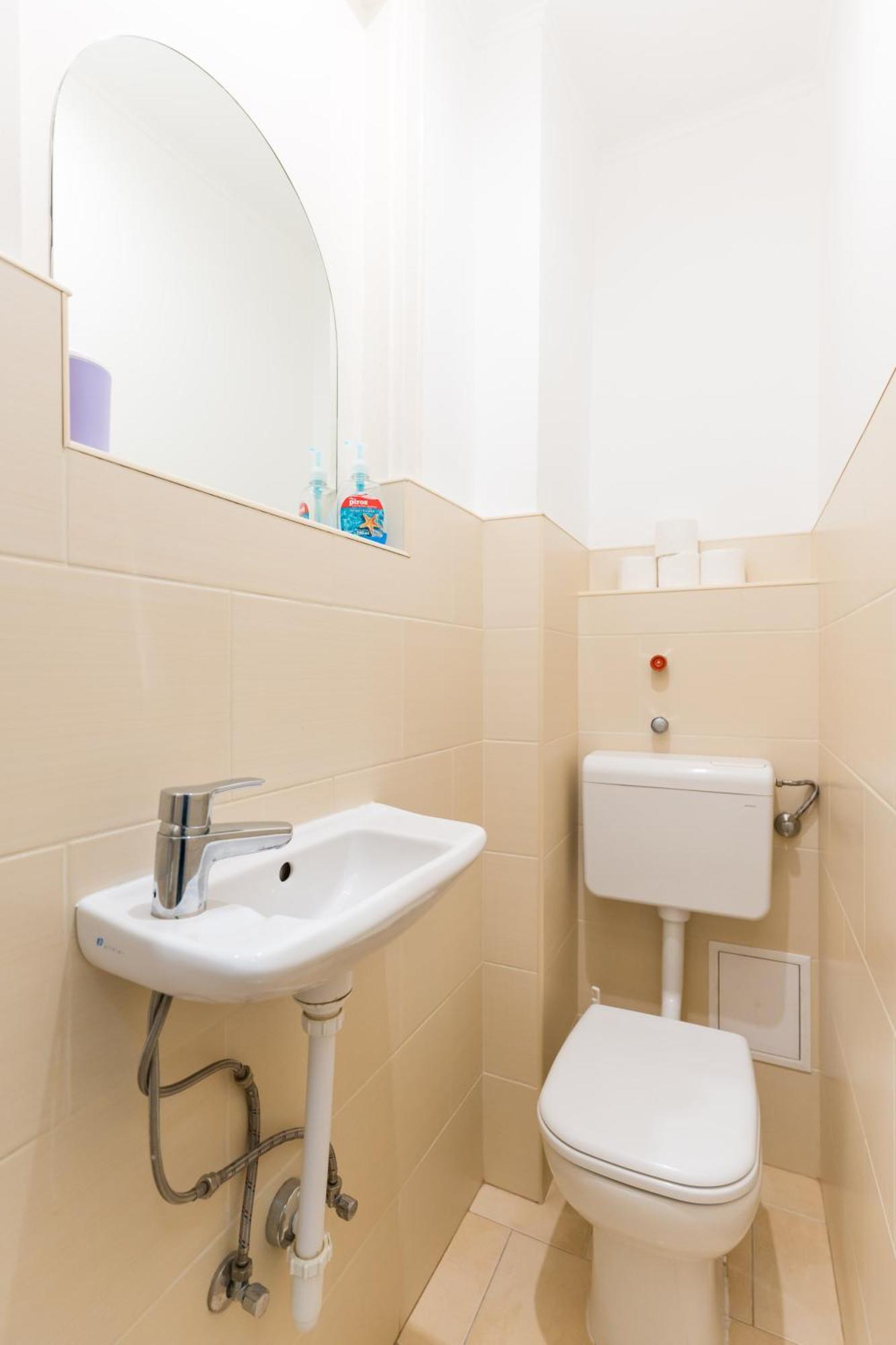 Sunny Studio With Balcony In Party District Будапеща Екстериор снимка